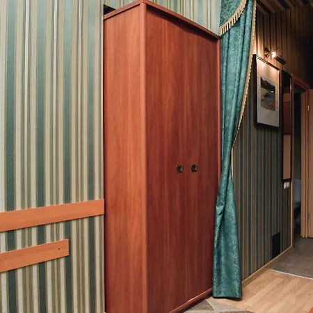 з виглядом на оперний театр *