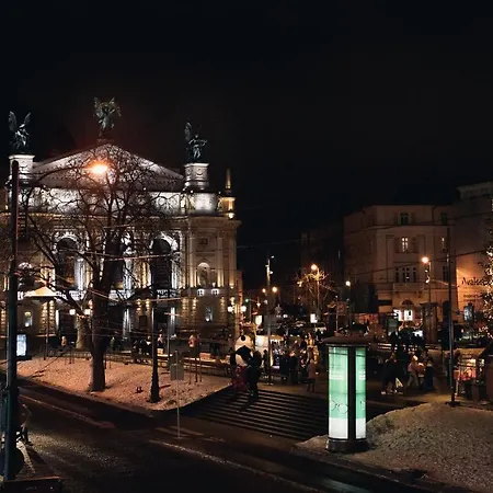 з виглядом на оперний театр Lwów