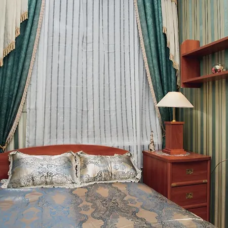 з виглядом на оперний театр