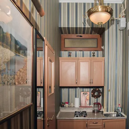 з виглядом на оперний театр